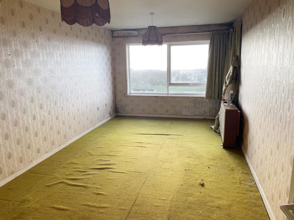 Lot: 41 - BALCONY FLAT WITH VIEWS IN NEED OF COMPLETE MODERNISATION - 